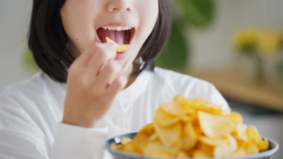 お菓子を食べている女性